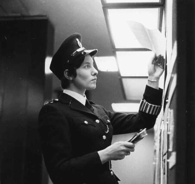 Femme policier prenant des notes