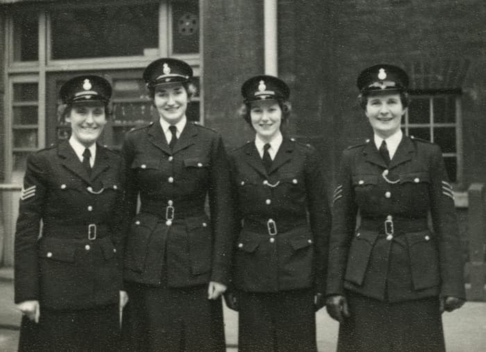 Groupe de femmes en uniforme de police